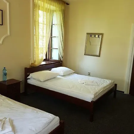 Palac Nogalin Κατάλυμα σε φάρμα *